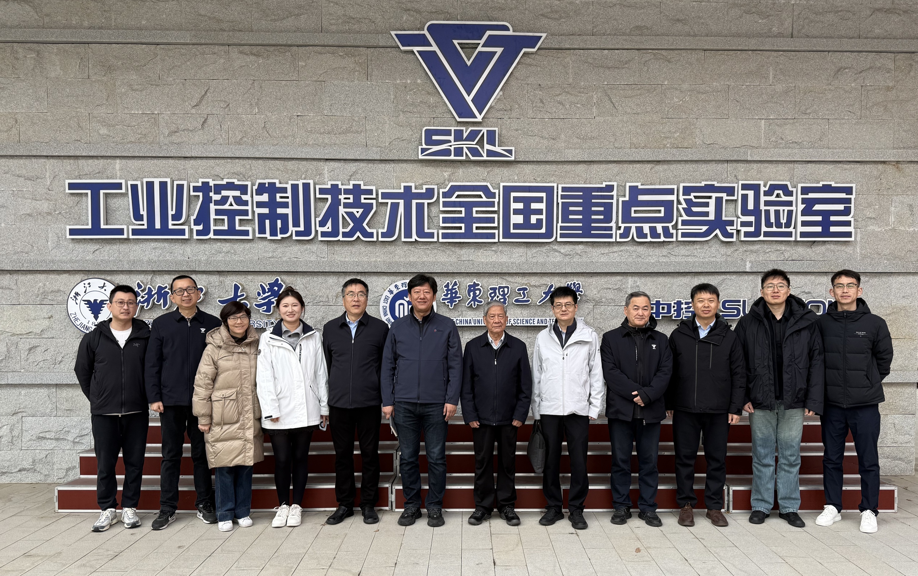 集團公司黨委常委、副總經(jīng)理郝曉東率隊與工業(yè)控制技術(shù)全國重點實驗室開展技術(shù)交流研討